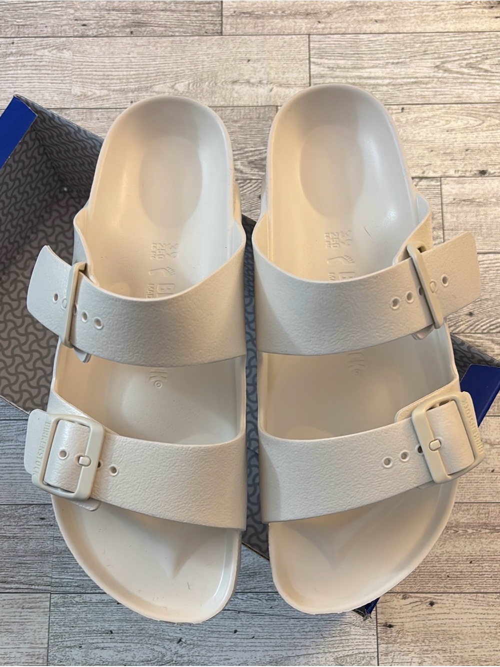 Women BIRKENSTOCK Arizona EVA Sandals. Size 39/US L 8.0. Color: Eggshell. - Picture 3 of 11